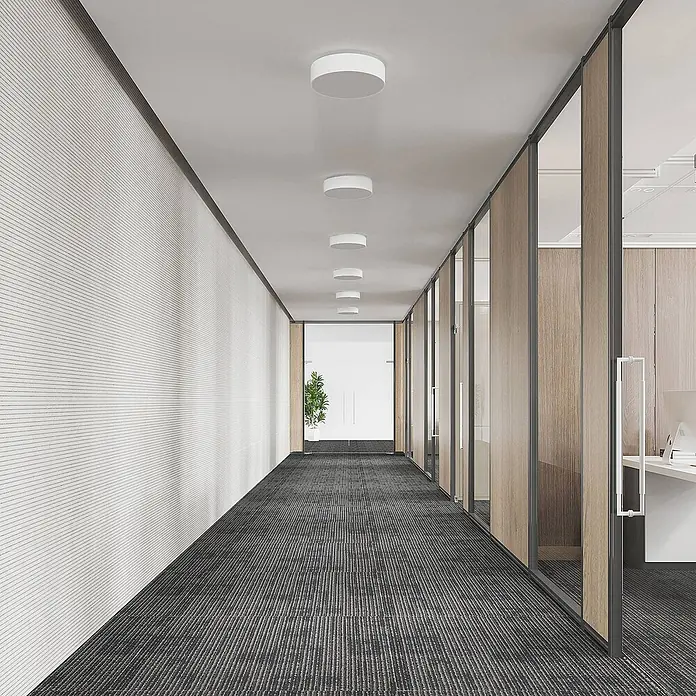 Arcchio LED Deckenlampe in weiß, Deckenleuchte rund -  - Weiße, runde, bündig montierte LED-Deckenleuchten beleuchten einen modernen Büroflur und sorgen für helle, gleichmäßige Beleuchtung.