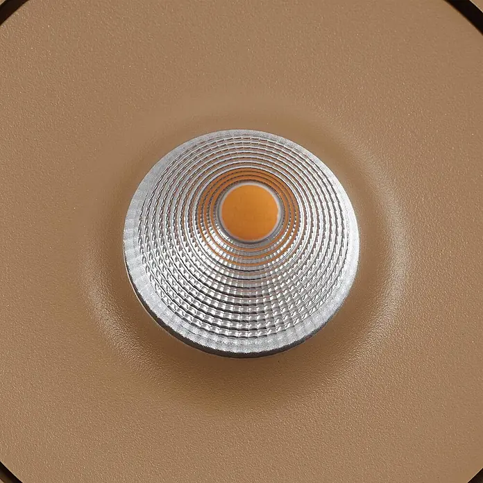 Arcchio Deckenleuchte Rotari - braun / rost, braun / rost - Einbau-LED-Downlight mit silbernem geriffeltem Reflektor, bernsteinfarbenem COB-Chip, in beigefarbenem Gehäuse.