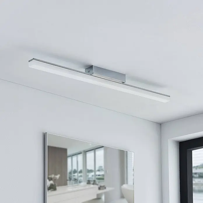 Lindby LED Deckenlampe in weiß, chrom, Deckenleuchte -  - Rechteckige silberne LED-Deckenleuchte über einem Spiegel, die für Beleuchtung sorgt.