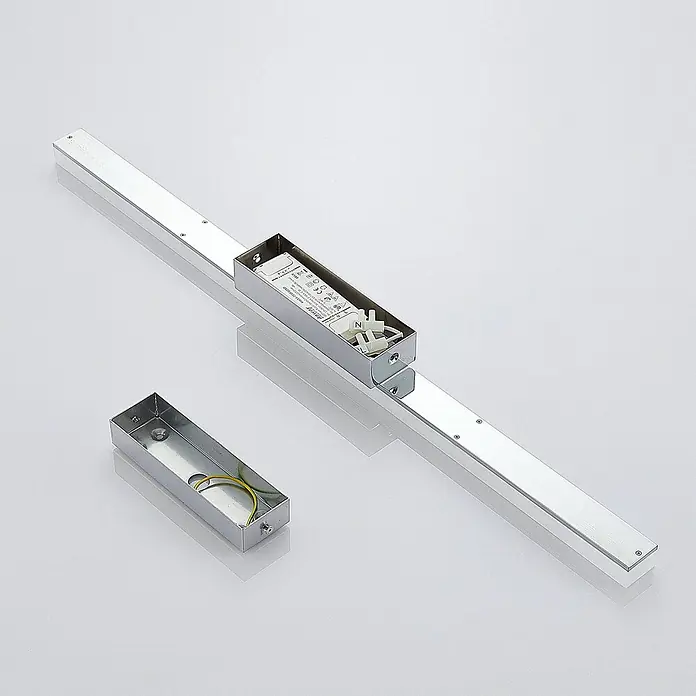 Lindby LED Deckenlampe in weiß, chrom, Deckenleuchte -  - Silberne lineare LED-Leuchte mit offenem Gehäuse für die Stromversorgung und einem separaten leeren Gehäuse.