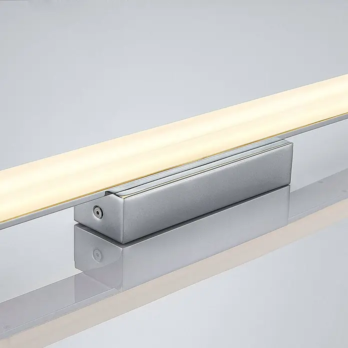 Lindby LED Deckenlampe in weiß, chrom, Deckenleuchte -  - Lineare LED-Spiegelleuchte mit silbernem, rechteckigem Sockel und warmweißer Beleuchtung auf reflektierender Oberfläche.