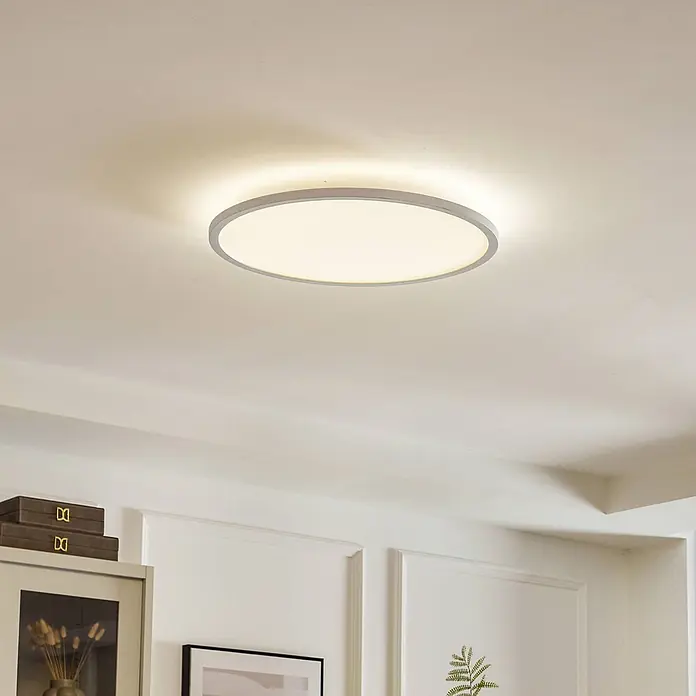 Arcchio LED Deckenlampe in weiß, dimmbar Deckenleuchte rund -  - Runde, flache LED-Deckenleuchte mit grauem Rand, die einen Raum beleuchtet.