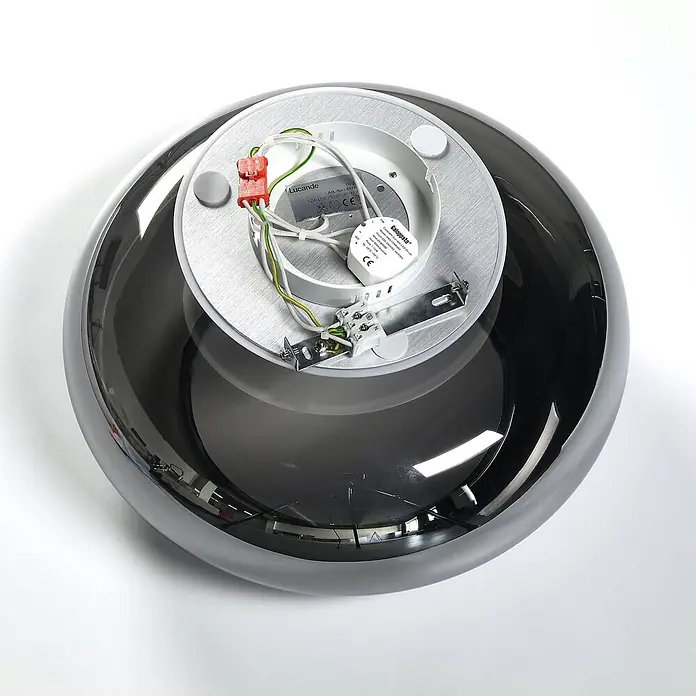 Lucande Deckenleuchte Mijo - alu / grau / zink - Rückansicht einer runden Deckenleuchte mit dunklem, reflektierendem Schirm, die interne Verkabelung, einen LED-Treiber und die Montagehalterung zeigt.
