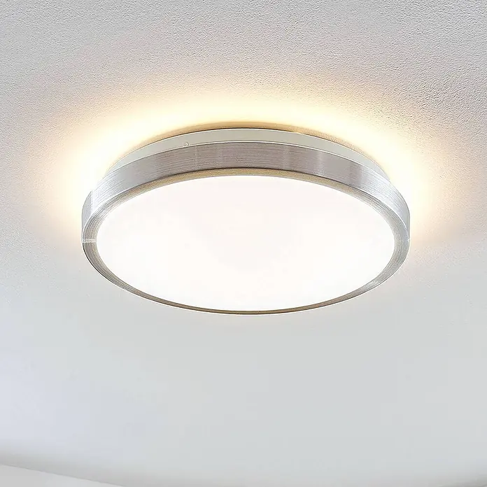 Lindby LED Deckenlampe in aluminium, weiß, Deckenleuchte rund -  - Runde Deckenleuchte mit gebürstetem Metallring und mattierter Abdeckung, die warmweißes Licht abgibt.