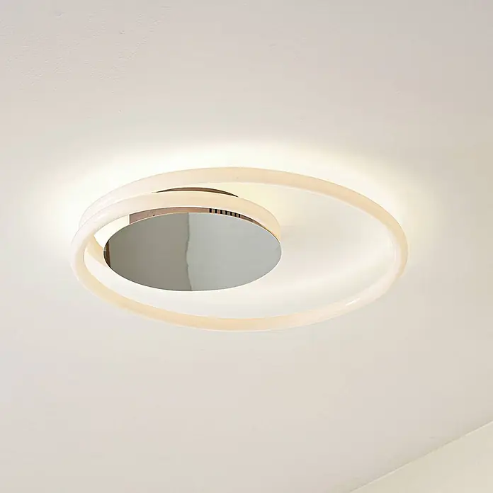 Lucande Deckenleuchte Valenora - weiß / opal - Moderne Deckenleuchte mit leuchtenden weißen LED-Ringen und einer silberfarbenen Mittelscheibe, die warmes Licht an die Decke wirft.