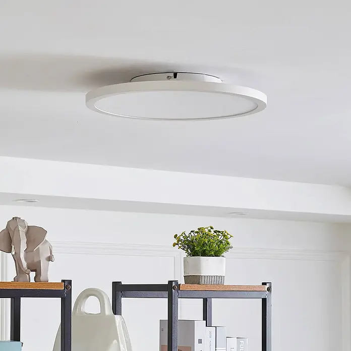 Arcchio LED Deckenlampe in weiß, dimmbar Deckenleuchte rund -  - Weißes, rundes, flaches LED-Deckenlicht, an einer Decke installiert.