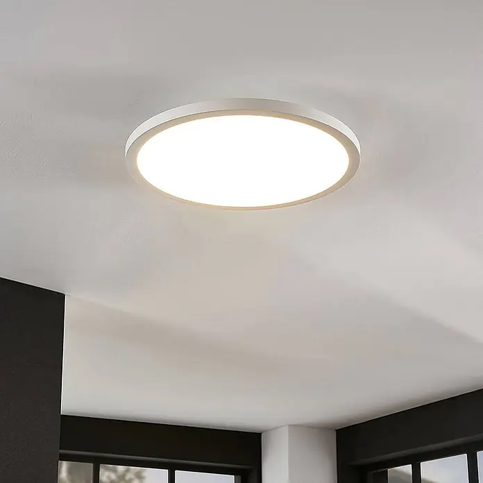 Arcchio LED Deckenlampe in weiß, dimmbar Deckenleuchte rund -  - Weiße runde LED-Deckenleuchte bündig an einer weißen Decke montiert.