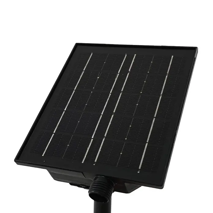 Lindby Erdspießleuchte Sabiel -  - Schwarzes Solarpanel mit silbernen Gitterlinien, montiert an einem schwarzen Rohr.
