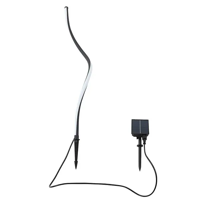 Lindby Erdspießleuchte Sabiel -  - Gebogene solarbetriebene LED-Gartenleuchte mit weißem Lichtband, schwarzem Gehäuse und Erdspieß, verbunden mit einem separaten Solarpanel.