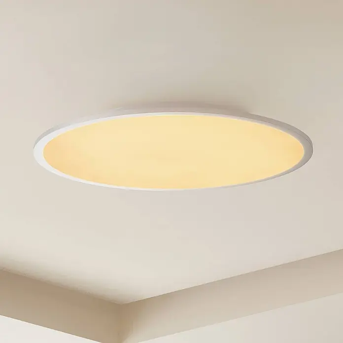 Lindby LED Deckenlampe in weiß, silber, Deckenleuchte rund -  - Eine runde, flache weiße LED-Deckenleuchte mit warmweißem Licht, an einer hellen Decke montiert.