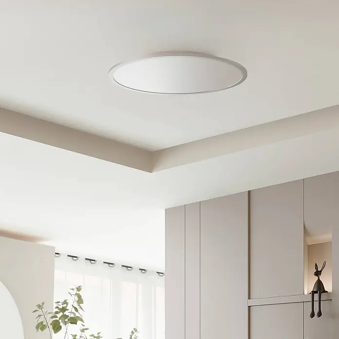 Lindby LED Deckenlampe in weiß, silber, Deckenleuchte rund -  - Elegante, runde Deckenleuchte in Weiß und Silber, bündig an einer modernen Zimmerdecke montiert.