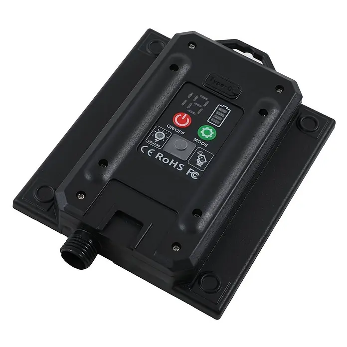 Lindby Erdspießleuchte Sabiel -  - Schwarze Steuereinheit mit Digitalanzeige, Ein/Aus/Modus-Tasten, Batterieanzeige, Typ-C-Etikett und Gewindeanschluss.