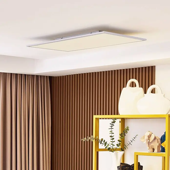 Lindby LED-Panel Lamin - weiß / opal - Rechteckige LED-Deckenleuchte mit weißem Diffusor und silbernem Rahmen, beleuchtet einen modernen Raum.