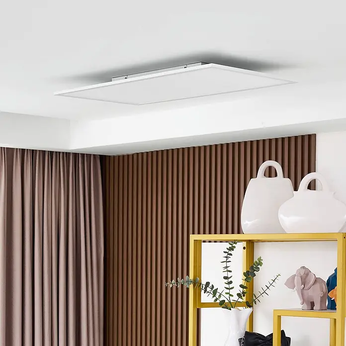 Lindby LED-Panel Lamin - weiß / opal - Weißes rechteckiges LED-Deckenlicht an der Decke eines modernen Raumes, das Umgebungsbeleuchtung bietet.