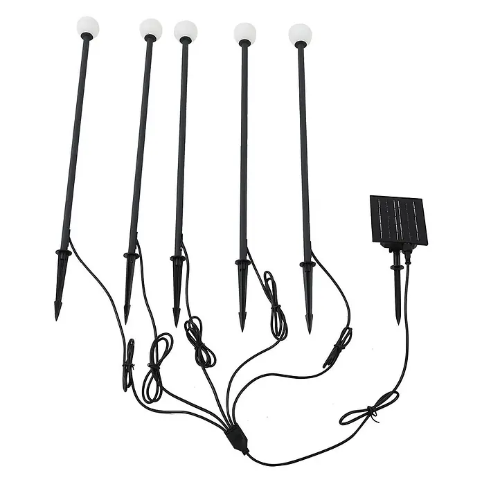 Lindby LED Solar Gartenlampe Erdspieß in schwarz matt, Erdspießlampe -  - Fünf schwarze Solar-Gartenleuchten mit weißen Kugeln und einem Solarpanel, verbunden mit schwarzen Kabeln.