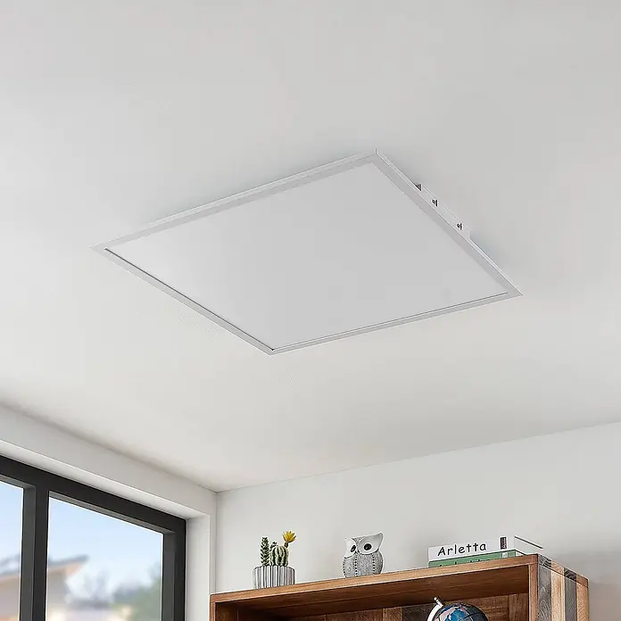Lindby LED-Panel Quais - weiß / opal, weiß / opal, Neutralweiß - Weißes, rechteckiges LED-Panel, bündig an einer weißen Decke in einem modernen Raum montiert.