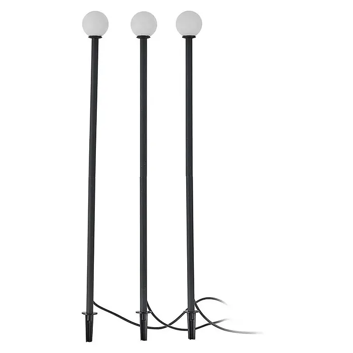 Lindby Erdspießleuchte Brindley -  - Set aus drei schwarzen Gartenwegleuchten mit weißen Kugelschirmköpfen und Erdspießen, verbunden mit Kabeln.