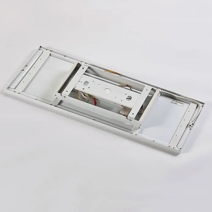 Arcchio LED Deckenleuchte flach in weiß, Panel -  - Weißer rechteckiger Metallrahmen einer LED-Panel-Leuchte mit interner Verkabelung und Montagehalterungen.