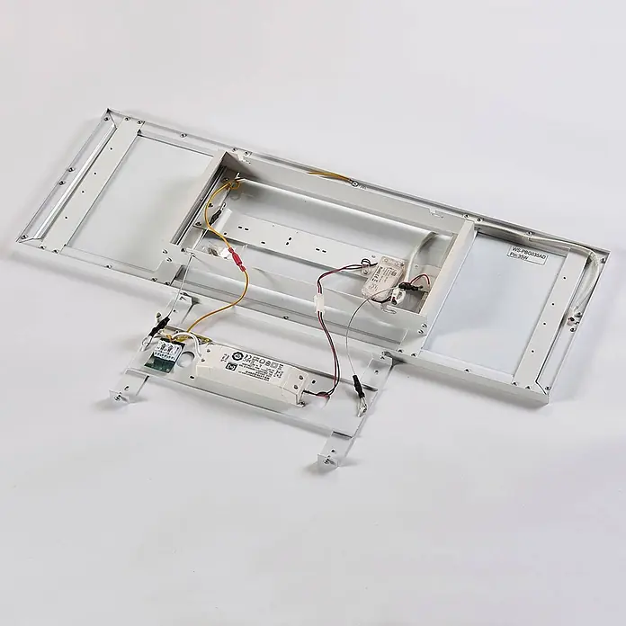 Arcchio LED Deckenleuchte flach in weiß, Panel -  - Weißes LED-Panel-Lichtinnere mit freiliegender Verkabelung, Treibern und Metallrahmen.