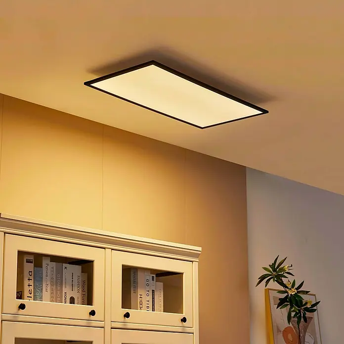 Lindby LED Deckenleuchte flach in schwarz, weiß, dimmbar Panel -  - Rechteckige LED-Deckenleuchte mit schwarzem Rahmen, die einen Raum mit warmweißem Licht erhellt.