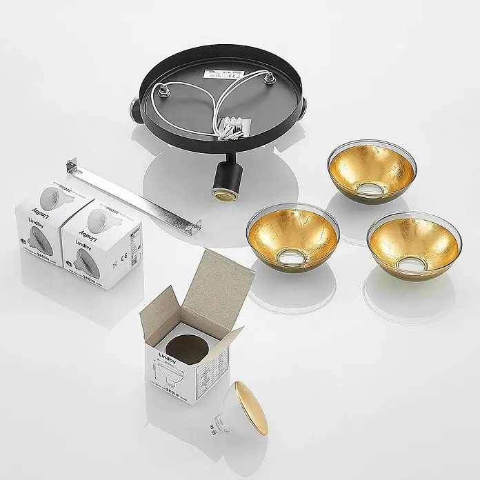 Lindby Deckenstrahler Erin - schwarz, messing / gold, GU10 - Teile einer schwarzen Deckenleuchte mit drei goldfarbenen Glasschirmen und LED-Lampen.