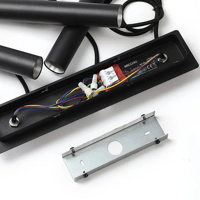 Arcchio LED Pendelleuchte in schwarz, Hängelampe -  - Demontierte schwarze rechteckige Leuchte mit Verdrahtung, Klemme, Metallhalterung und zwei zylindrischen Strahlern.