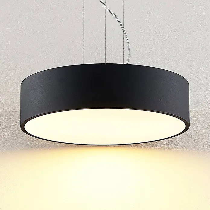 Arcchio LED Pendelleuchte in schwarz, weiß, up down Hängelampe -  - Eine schwarze, zylindrische Pendelleuchte mit weißem Diffusor, an dünnen Drähten hängend und ein warmes, abwärts gerichtetes Licht abgebend.