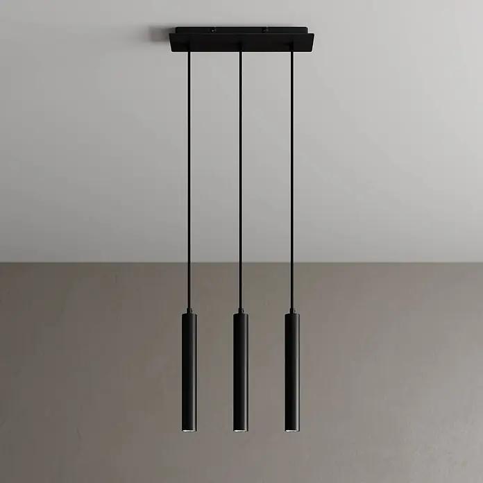 Arcchio LED Pendelleuchte in schwarz, Hängelampe -  - Drei schwarze zylindrische Pendelleuchten hängen von einer schwarzen rechteckigen Deckenplatte.