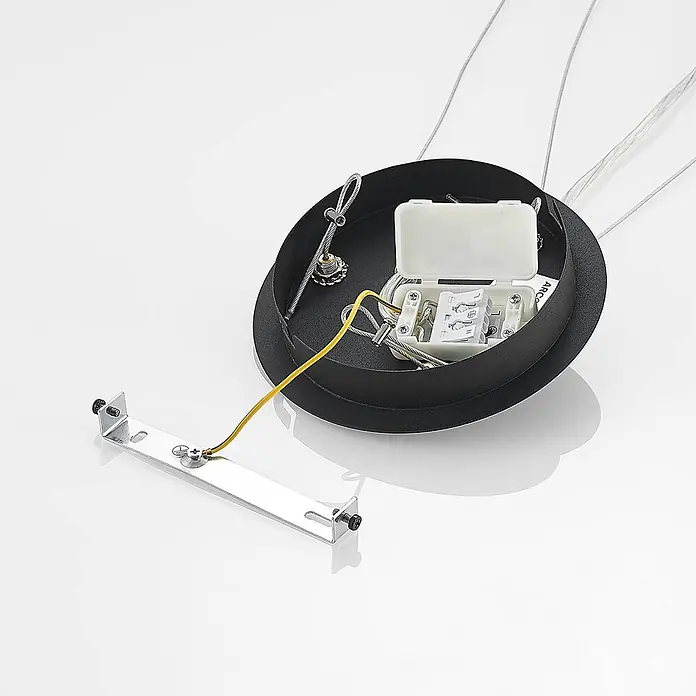 Arcchio LED Pendelleuchte in schwarz, weiß, up down Hängelampe -  - Deckenleuchten-Montagekomponenten: schwarze Basis, silberne Halterung, gelbes Erdungskabel und weiße Anschlussdose.