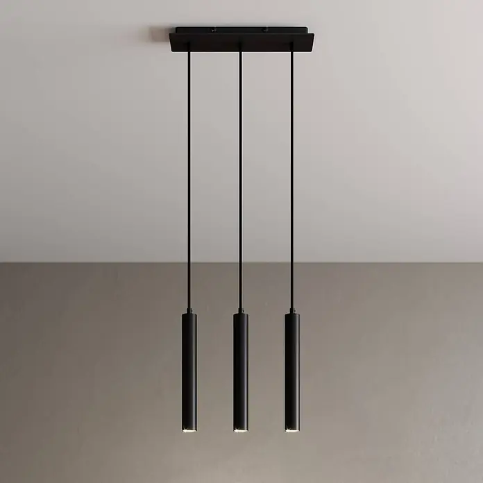 Arcchio LED Pendelleuchte in schwarz, Hängelampe -  - Drei schwarze zylindrische Pendelleuchten, an einer rechteckigen Deckenplatte hängend, beleuchtet.
