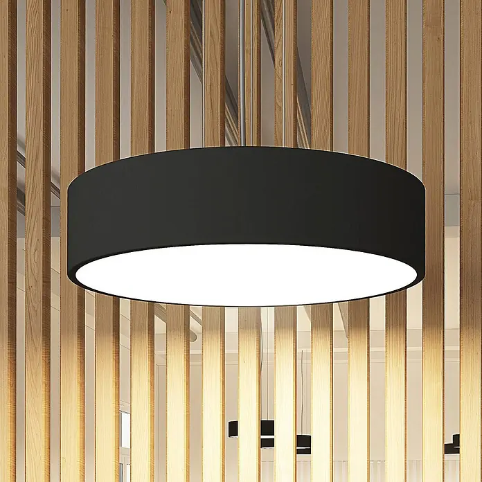 Arcchio LED Pendelleuchte in schwarz, weiß, up down Hängelampe -  - Große schwarze runde Pendelleuchte mit weißem Diffusor, in einem Raum mit vertikalen Holzlamellen.