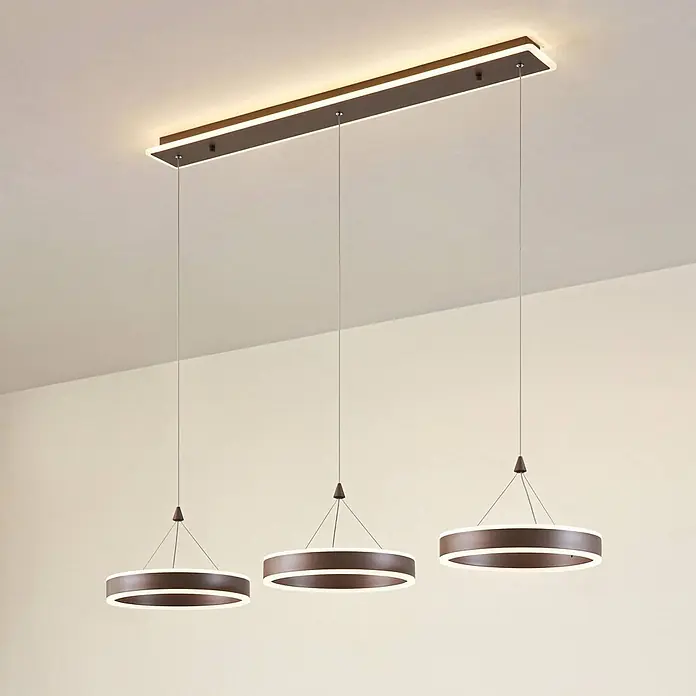 Lucande LED Pendelleuchte in braun, weiß, Hängelampe -  - Braune LED-Pendelleuchte mit drei runden Schirmen an einer rechteckigen Stange.