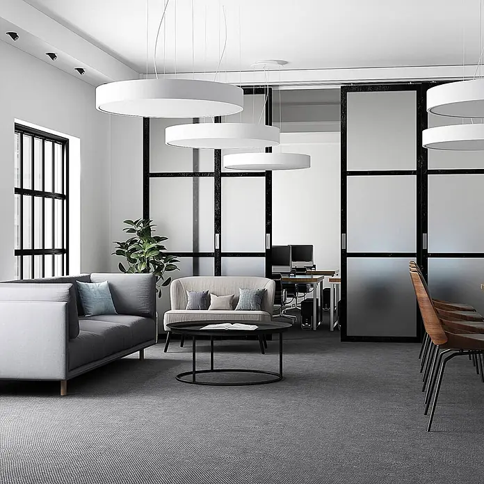 Arcchio LED Pendelleuchte in weiß, Hängelampe -  - Moderner Bürobereich mit mehreren weißen runden Pendelleuchten, grauen Sofas und einer Milchglas-Trennwand.