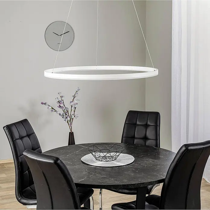 Arcchio LED Pendelleuchte in weiß, Hängelampe -  - Große weiße kreisförmige Pendelleuchte über einem Esstisch hängend.