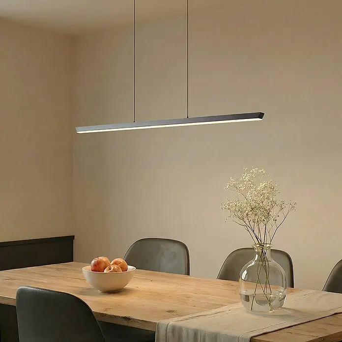 Lucande LED Pendelleuchte in schwarz, dimmbar Hängelampe -  - Moderne, lineare Pendelleuchte aus dunkelgrauem Metall mit LED-Streifen, beleuchtet einen Esstisch.