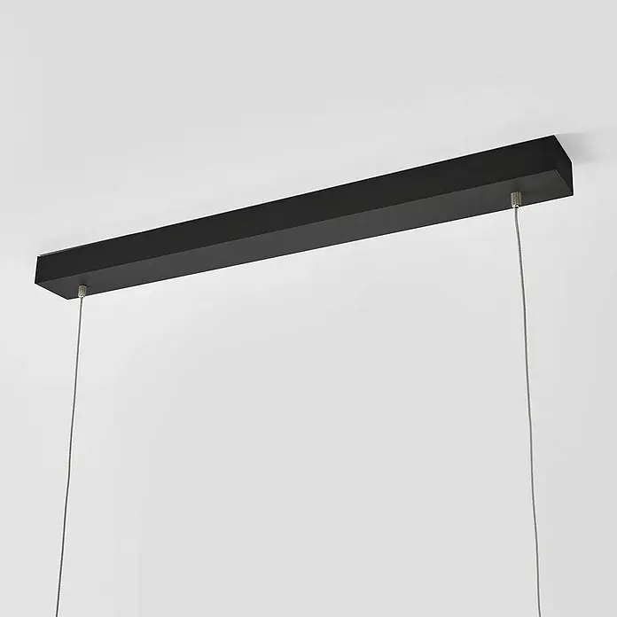 Arcchio LED Pendelleuchte in schwarz, Hängelampe -  - Schwarze rechteckige Deckenhalterung mit zwei silbernen Aufhängedrähten für eine Leuchte.