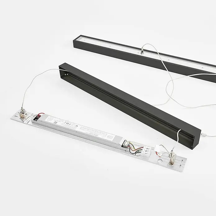 Arcchio LED Pendelleuchte in schwarz, Hängelampe -  - Zerlegte schwarze lineare LED-Leuchte mit internem Treiber und Aufhängungskabeln.