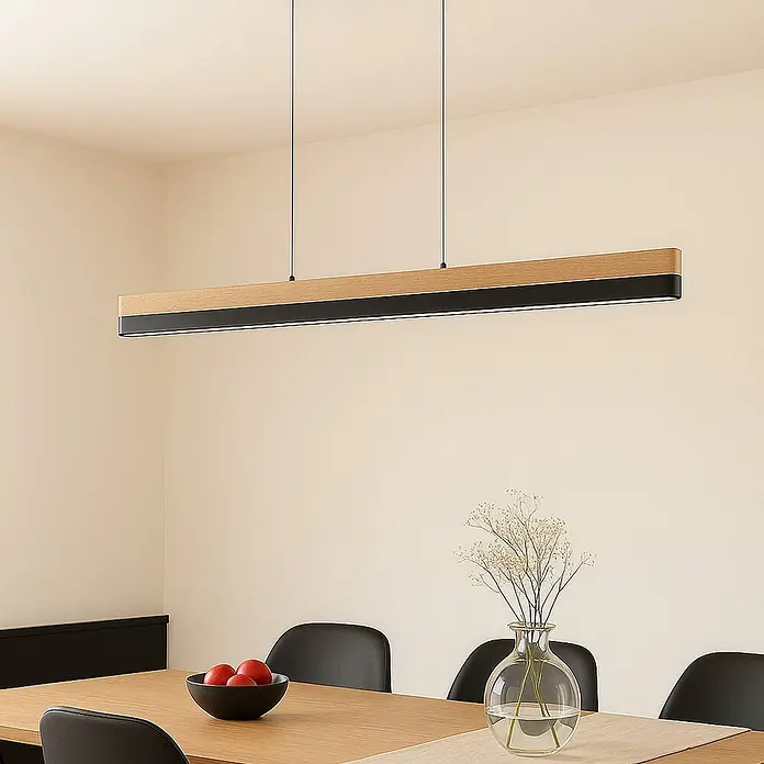 Lucande LED Pendelleuchte in holz, schwarz matt, Hängelampe -  - Eine lineare Pendelleuchte aus hellem Holz und Schwarz, beleuchtet, über einem Esstisch hängend.