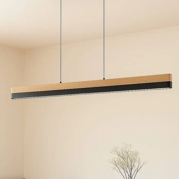 Lucande LED Pendelleuchte in holz, schwarz matt, Hängelampe -  - Lineare Pendelleuchte aus Holz und Schwarz, von der Decke hängend, beleuchtet einen Raum.