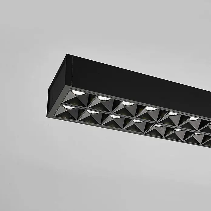 Arcchio LED Pendelleuchte in schwarz, Hängelampe -  - Schwarze lineare LED-Leuchte mit pyramidenförmigen Reflektoren.