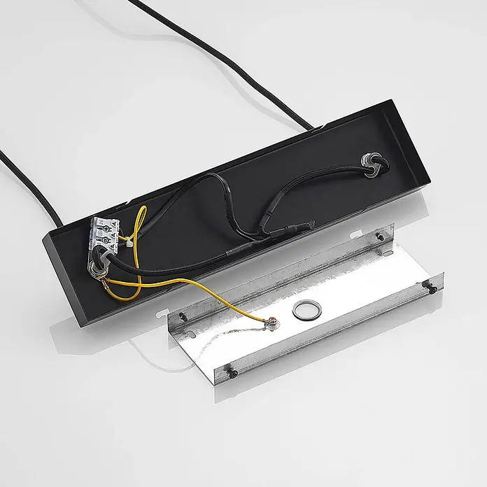 Lindby Pendelleuchte in holz, schwarz matt, Hängelampe -  - Schwarzes rechteckiges Leuchtengehäuse mit Innenverkabelung und separater Metallhalterung, zeigt elektrische Anschlüsse.