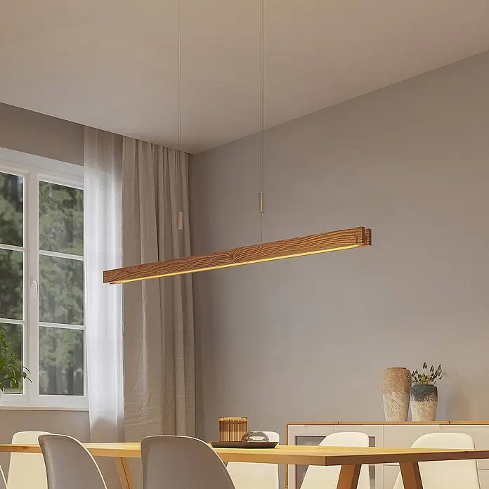 Lindby LED Pendelleuchte in nickel matt, holz, Hängelampe -  - Rechteckige Pendelleuchte aus Holz mit integriertem LED-Streifen, über einem Esstisch hängend, mit natürlicher Holzmaserung.