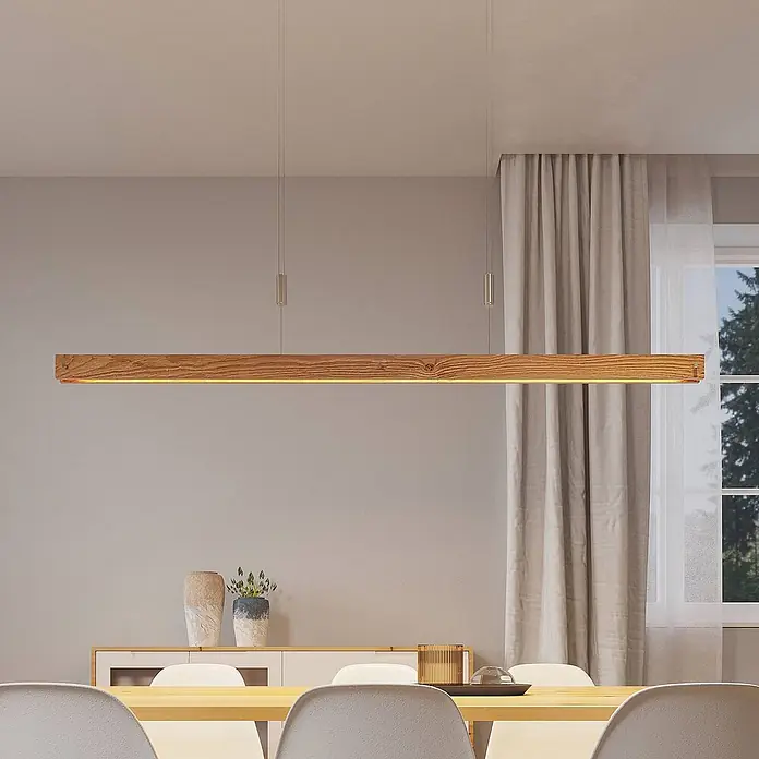Lindby LED Pendelleuchte in nickel matt, holz, Hängelampe -  - Lange Pendelleuchte aus Holz über einem Esstisch in einem modernen Raum.