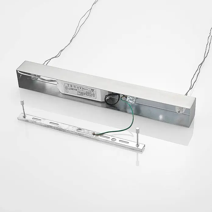 Lindby LED Pendelleuchte in nickel matt, holz, Hängelampe -  - Rückansicht einer linearen Leuchte aus gebürstetem Metall mit internem LED-Treiber, Verkabelung und separater Montagehalterung.