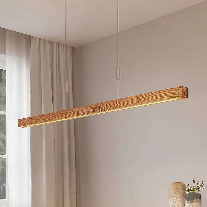 Lindby LED Pendelleuchte in nickel matt, holz, Hängelampe -  - Lange LED-Pendelleuchte aus Holz in einem modernen Raum, spendet warmes Licht.