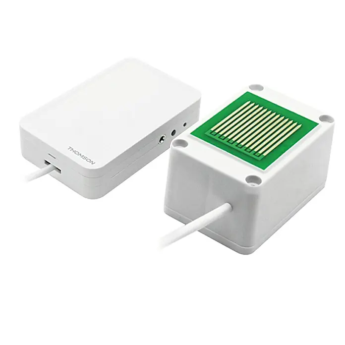 Thomson Regensensor - Batteriebetrieben, Reichweite Funk: 150 m - Das Bild zeigt zwei weiße Thomson-Geräte mit Kabeln. Das eine hat eine grüne Platte mit goldenen Streifen.