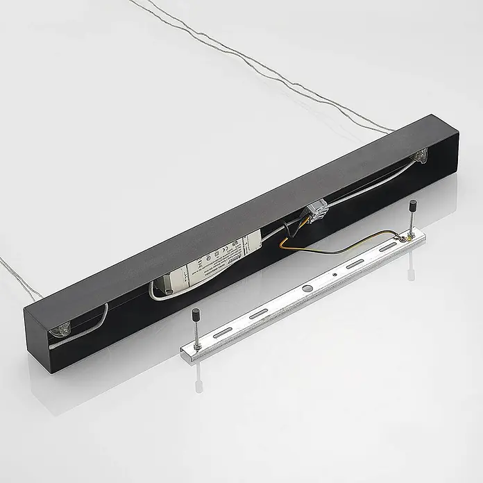 Lucande LED Pendelleuchte in schwarz matt, Hängelampe -  - Offenes schwarzes lineares LED-Leuchtengehäuse mit internem Treiber und Verkabelung, neben einer silbernen Montagehalterung.