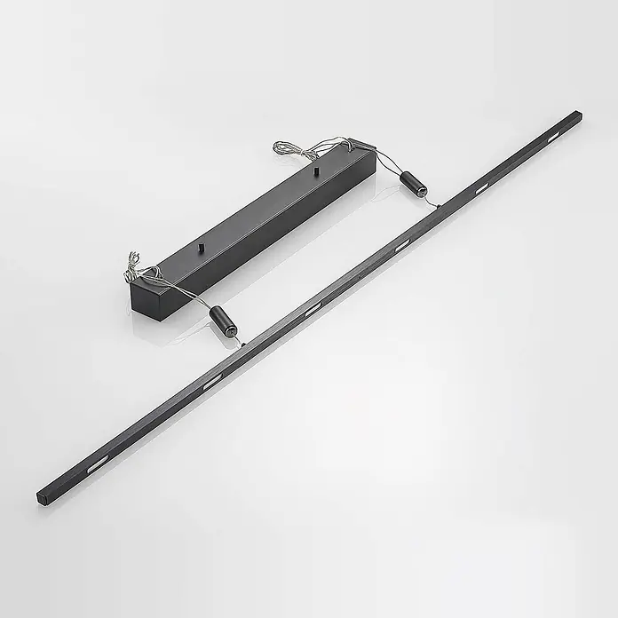 Lucande LED Pendelleuchte in schwarz matt, Hängelampe -  - Schwarze rechteckige LED-Pendelleuchten-Komponenten: Deckenbaldachin und lineare Lichtleiste mit Kabeln.