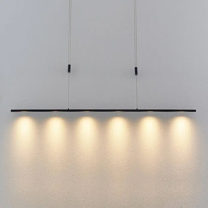 Lucande LED Pendelleuchte in schwarz matt, Hängelampe -  - Lange, schwarze lineare Pendelleuchte mit mehreren nach unten gerichteten LEDs, die an dünnen Drähten hängt und die darunterliegende Fläche warm beleuchtet.