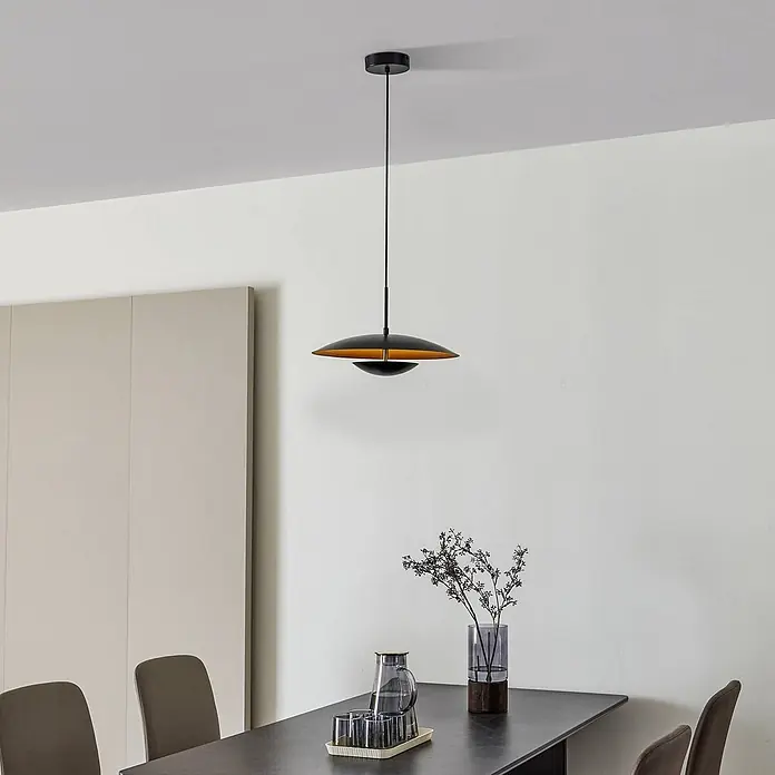 Lindby LED Esstisch Pendelleuchte, LED Hängeleuchte Metall schwarz gold -  - Moderne schwarz-goldene Pendelleuchte über einem Esstisch, spendet Umgebungslicht.